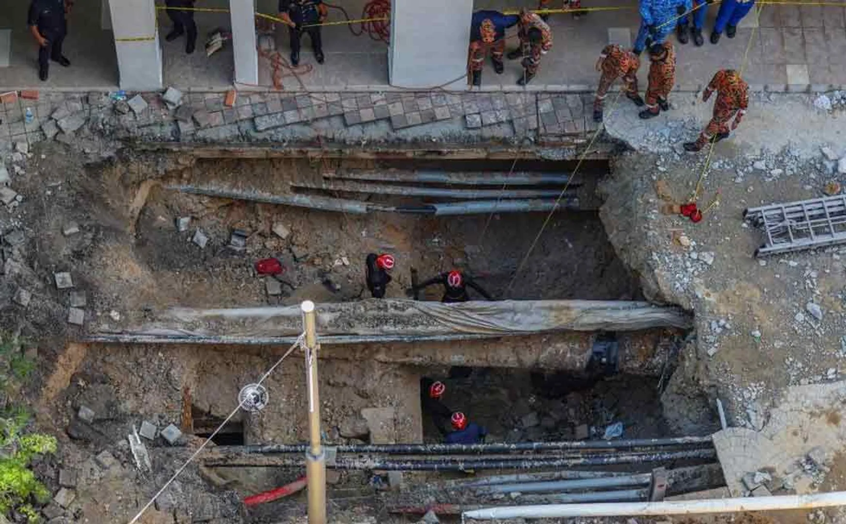 Indian woman falls into a ditch in Kuala Lumpur
