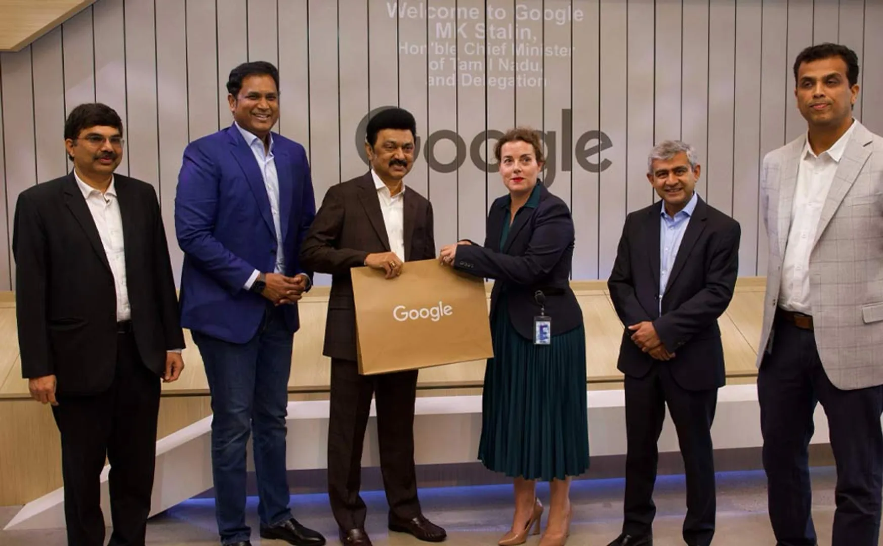 CM visits Apple, Google, Microsoft and consults with officials