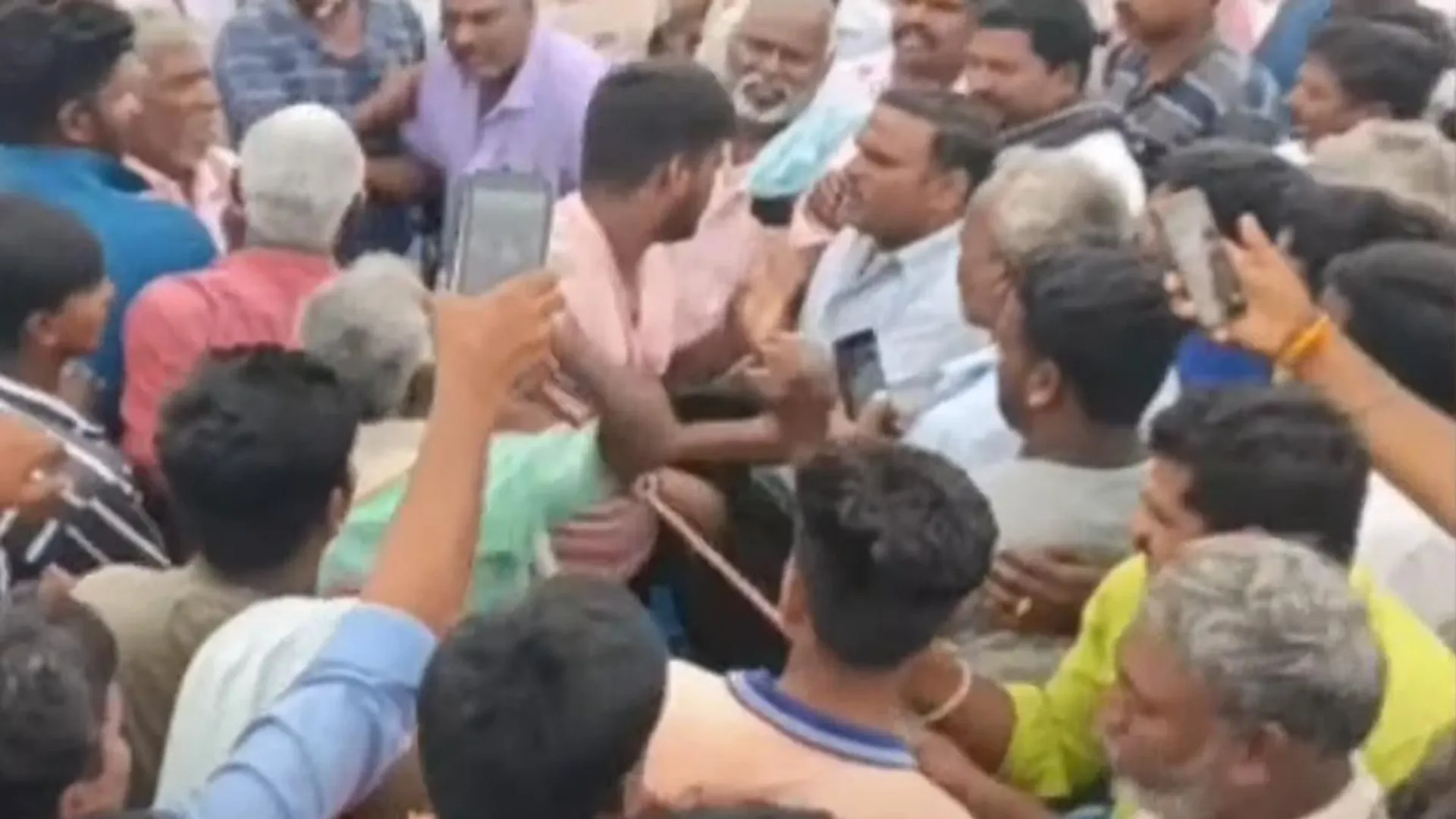 Vehicle theft at the weekly market; A dharma blow to the trapped