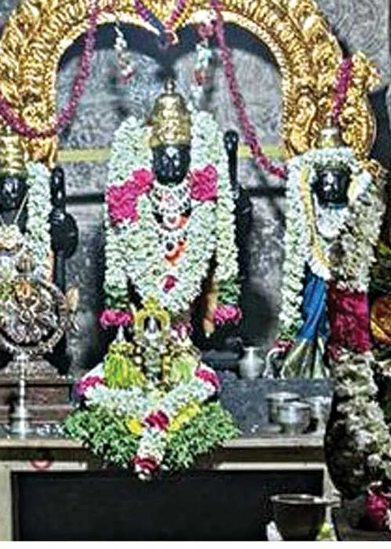 /idhalgal/om/500-years-old-red-fort-kothandarama-ku-katiravan