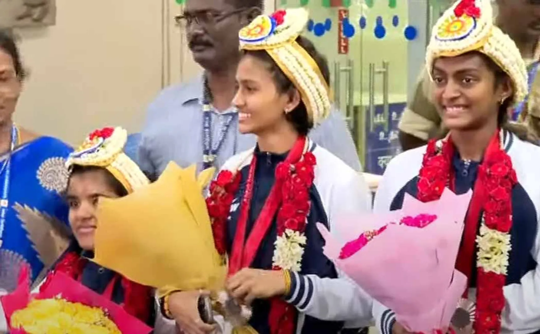 A warm welcome for the athletes who returned home after winning medals