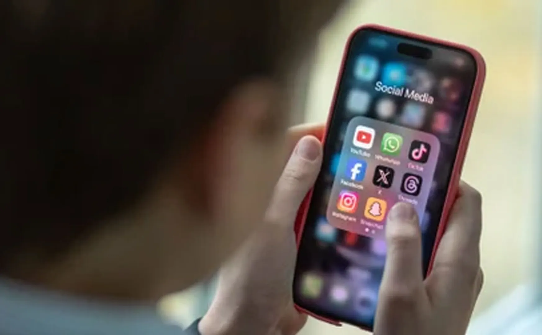 Australia ban children from using social media sites