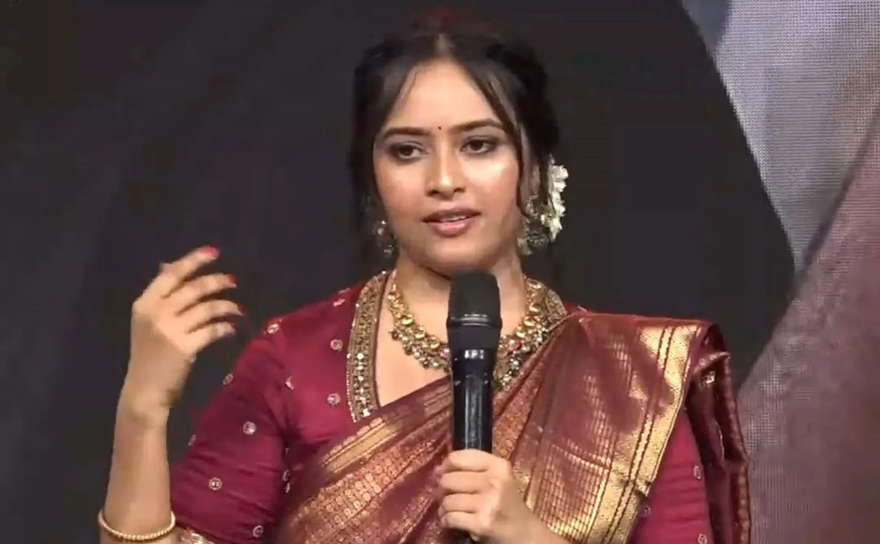 sri divya emotional speech in meiyazhagan pre release event