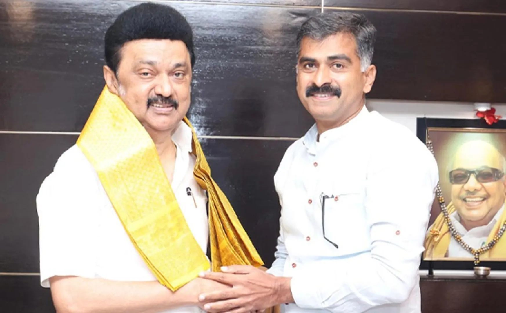 Durai Vaiko MP gave an invitation to his daughter's wedding by cm stalin