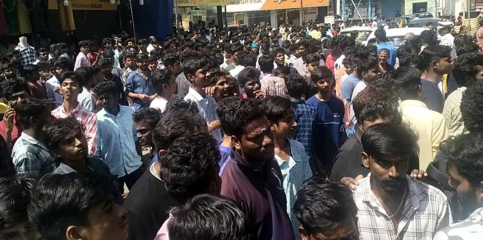 Thousands of youths gathered in front of the textile shop - there was a commotion due to push