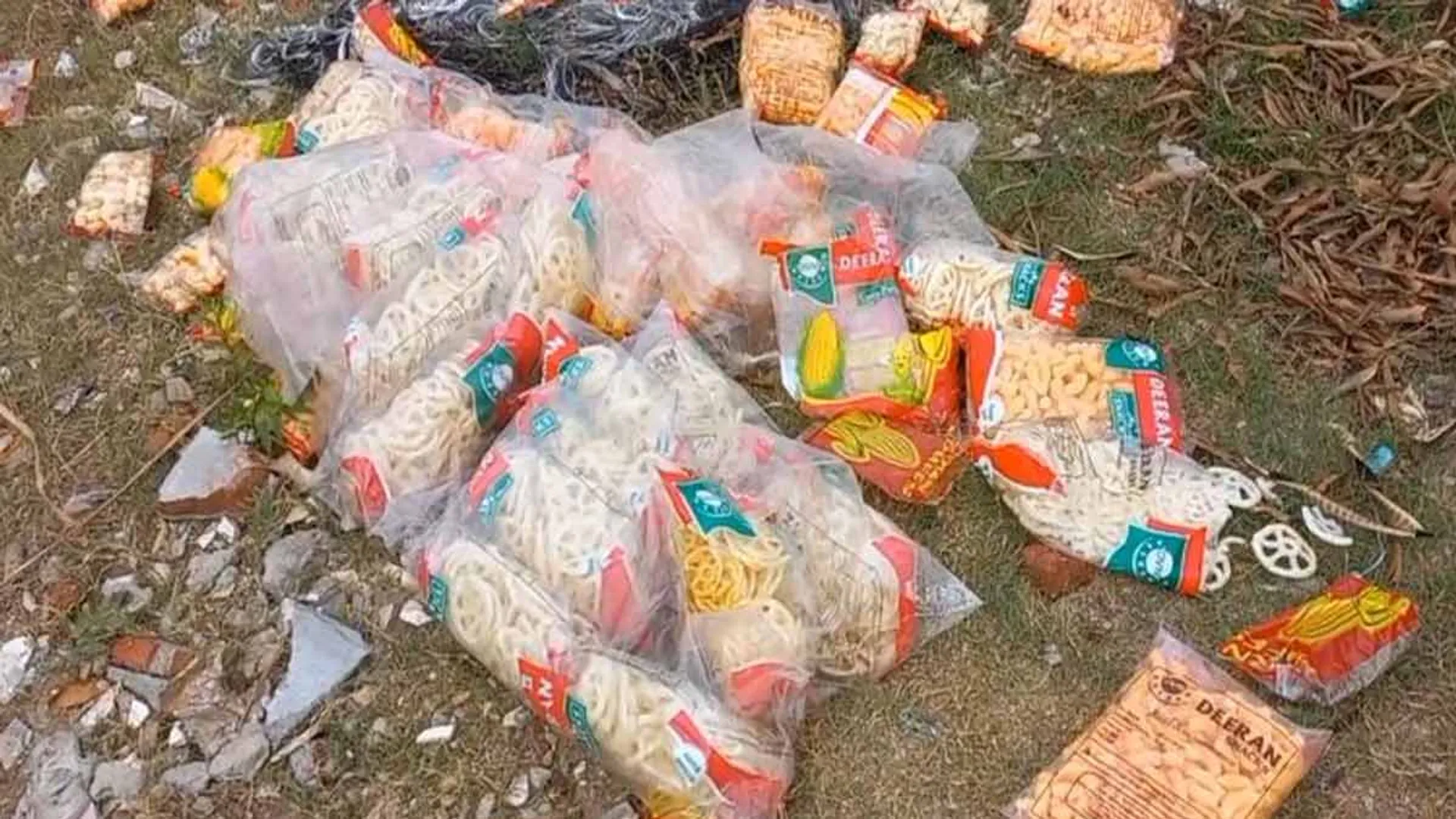 People who spilled expired snacks; The misery of being eaten by cattle