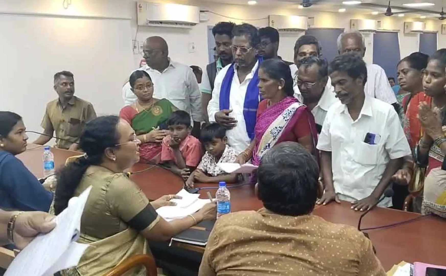 Narikuravar people dharna at Pudukkottai Collectorate