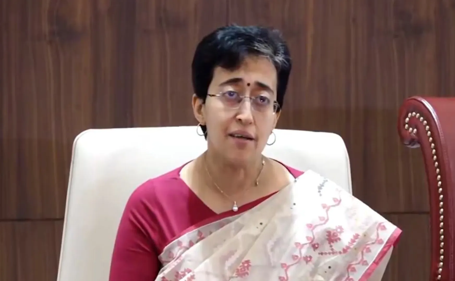 Delhi Cm atishi sit next to kejriwal's empty chair