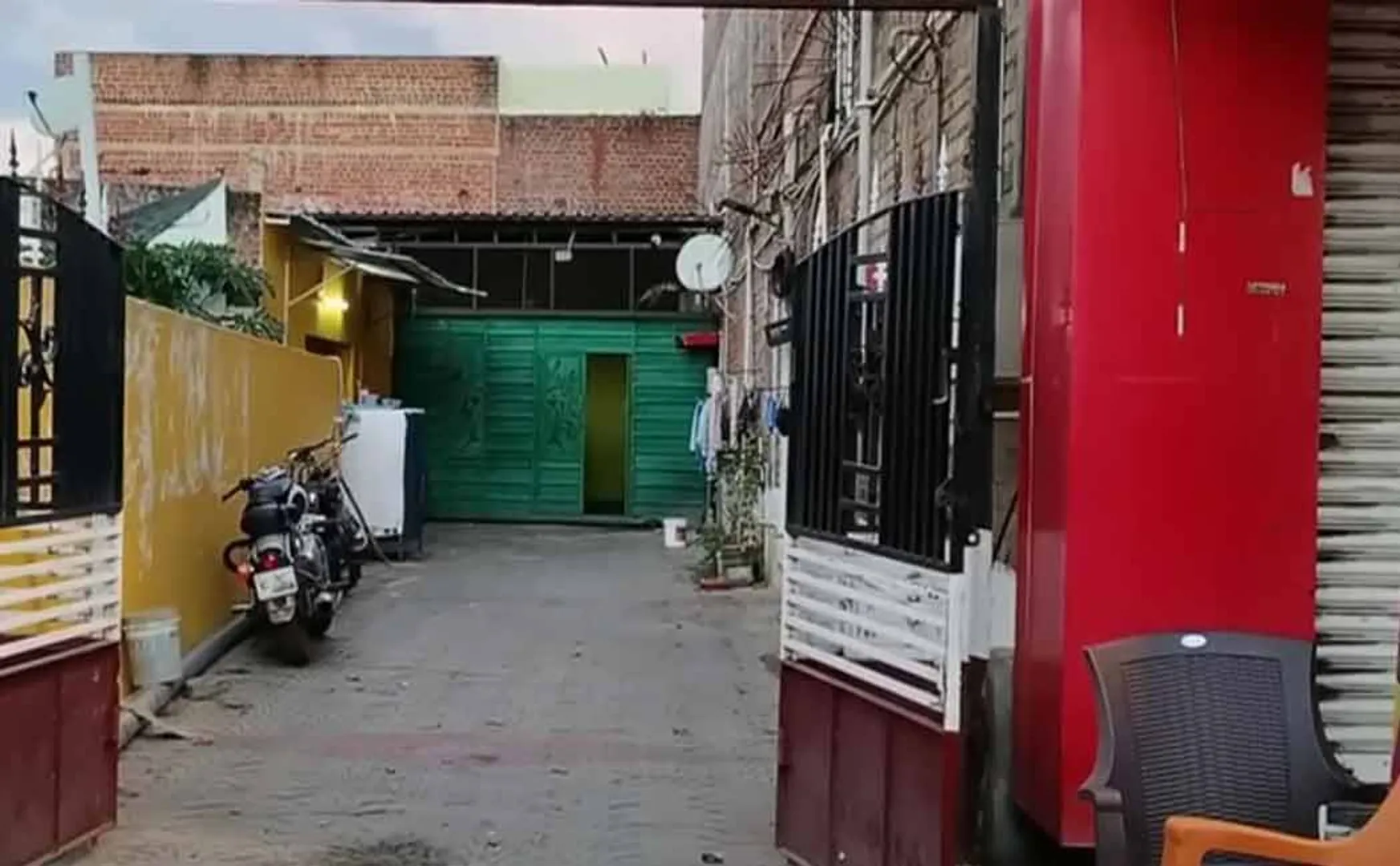 Theni dt Chinnamanur area ADMK city secretary Pichaikani house incident