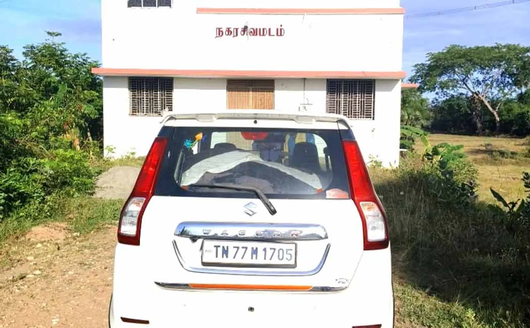 5 members of the same family were found  inside the car