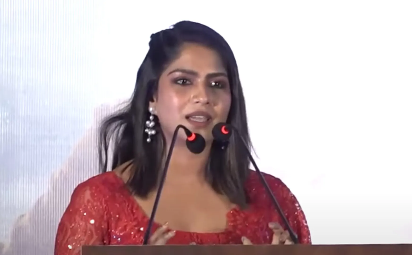 Swaswika emotional speech in Lubber Pandhu Success Meet