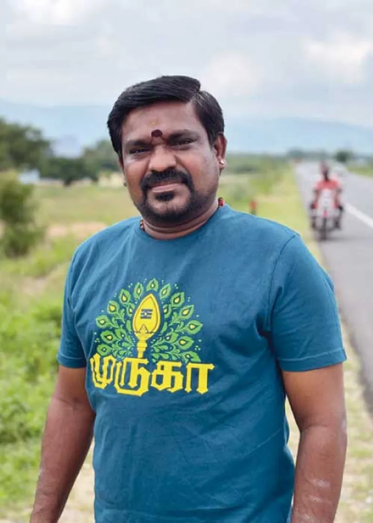 /idhalgal/eniya-utayam/rural-singer-velmurugans-journey-my-singing-carriage-20