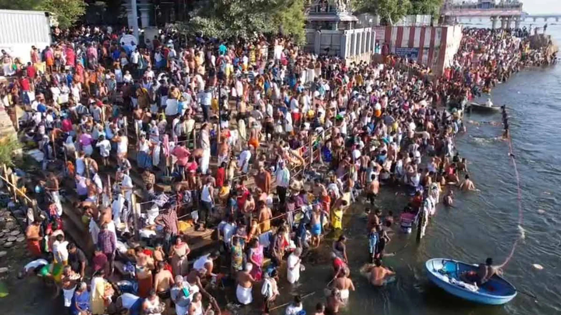  Devotees gather on Mahalaya Amavasai-Bhavani