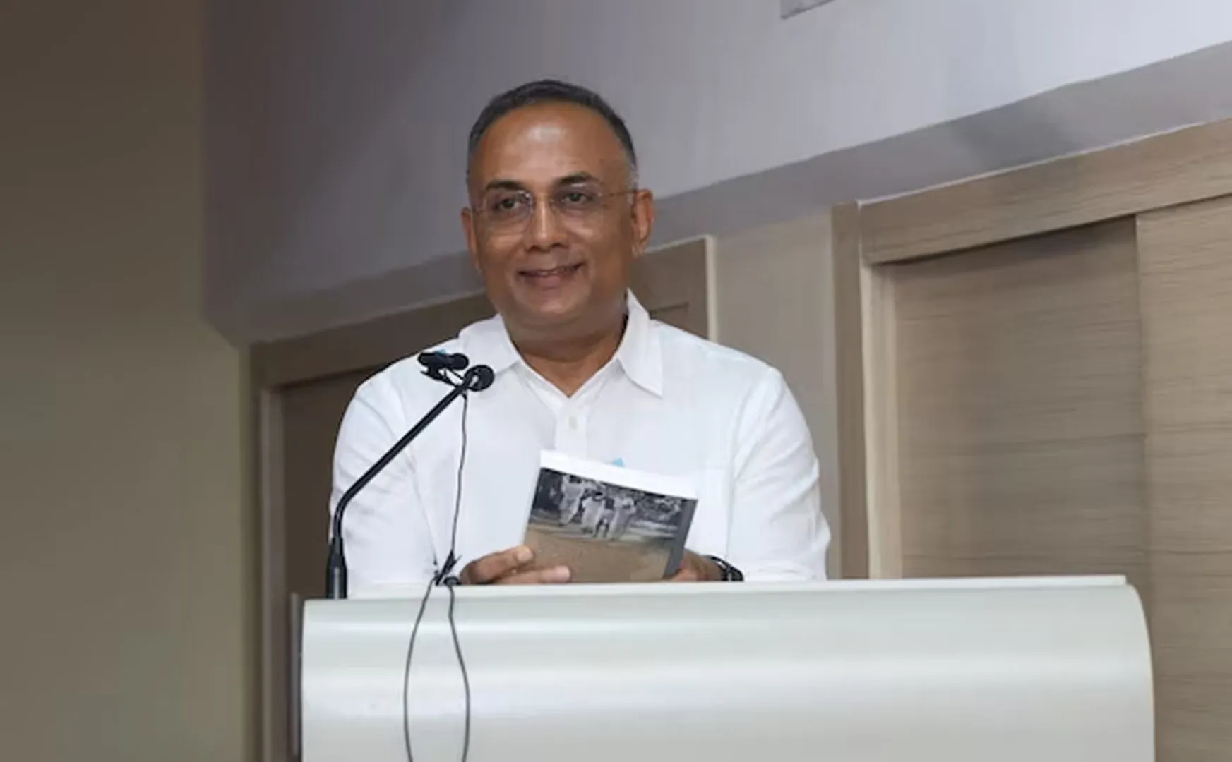  karnataka congress miniter spoke about savarkar its comes controversy