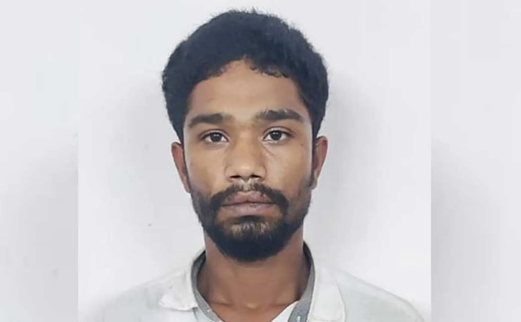 police shot rowdy who tried to escape by slashing  police with a scythe