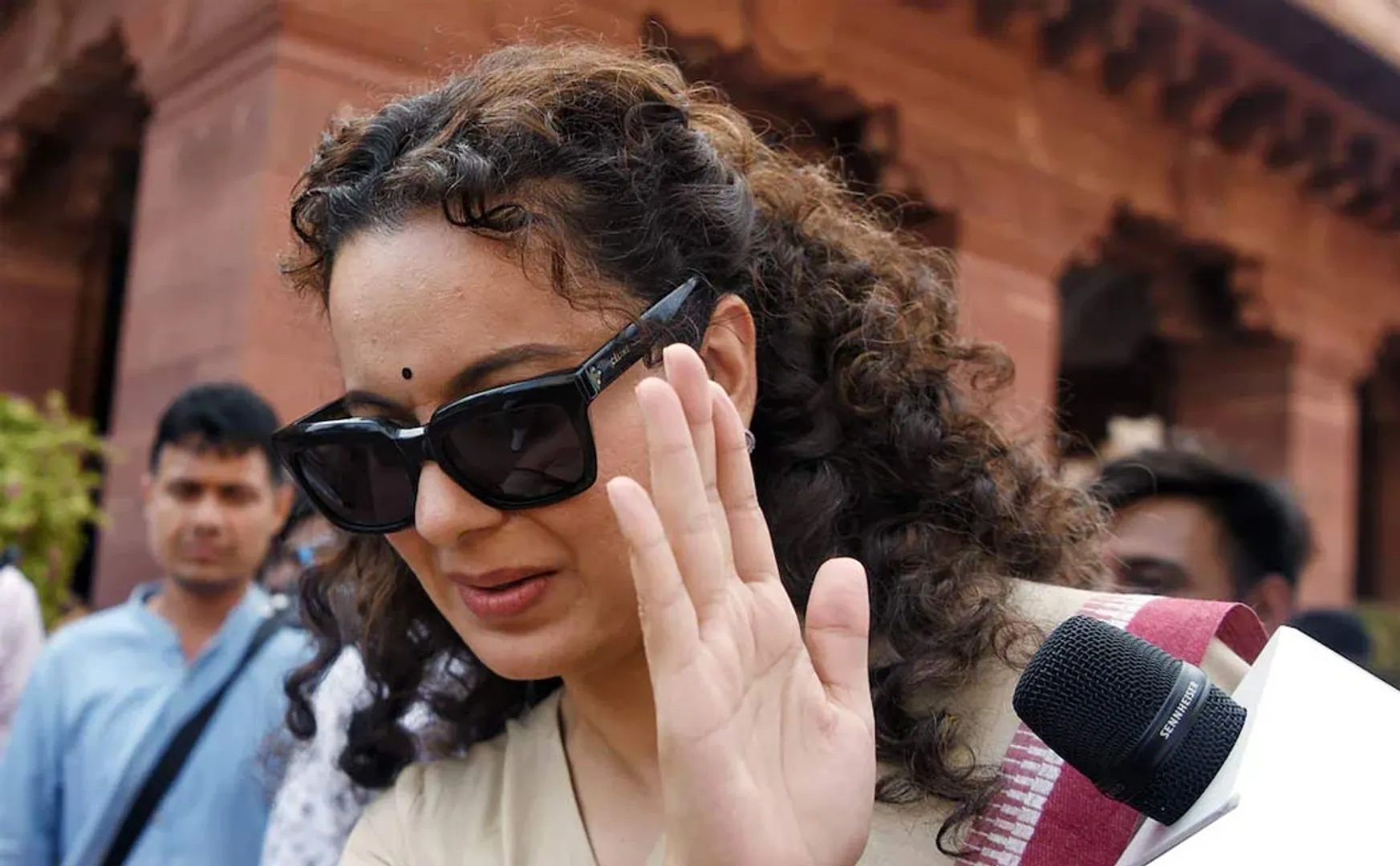  Kangana Ranaut Drunk in Singer Jasbir Jassi