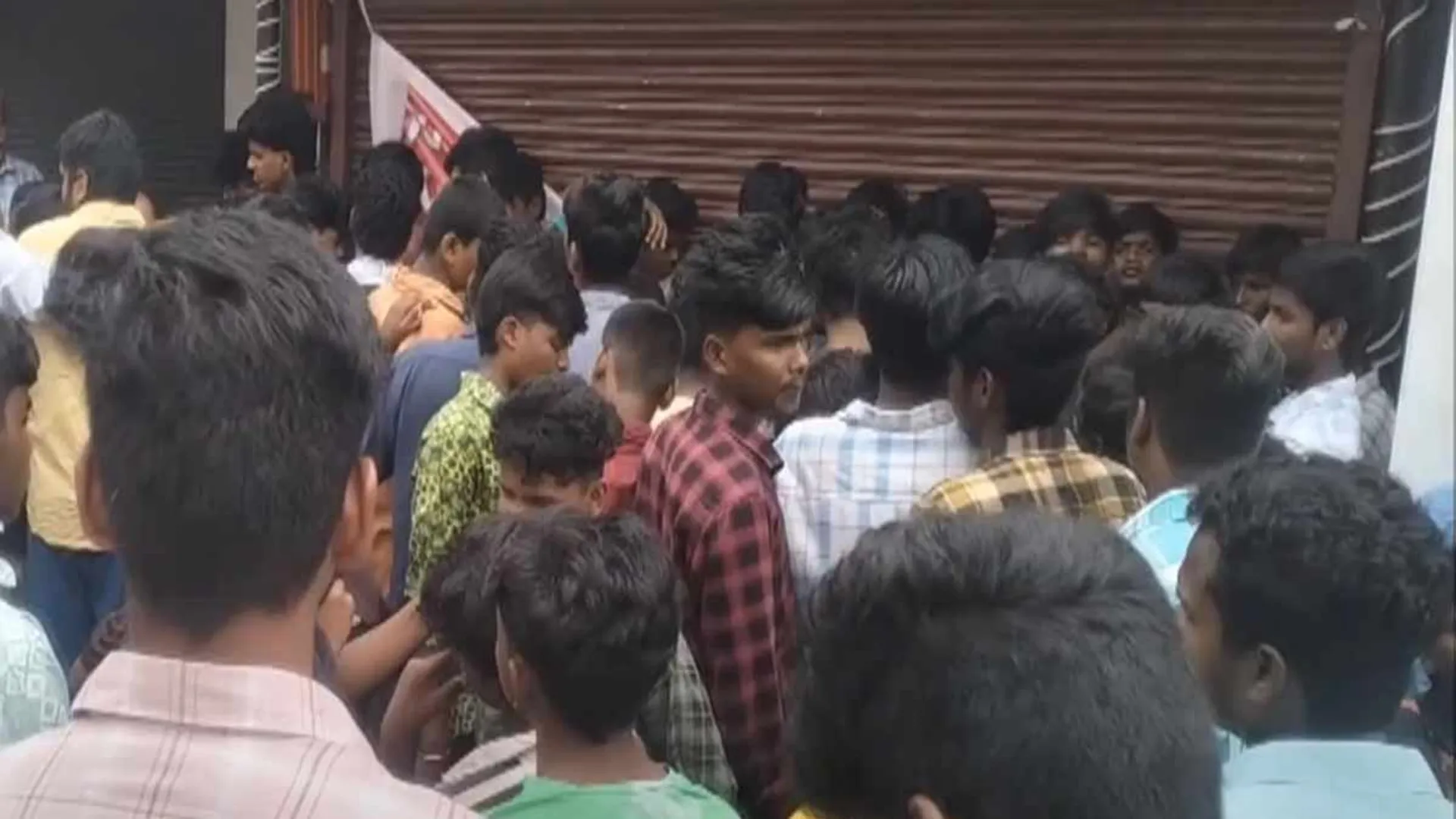 Youngsters gathered in front of the shop-shirt for a rupee