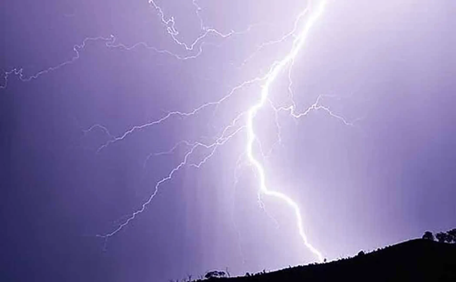 10 two-wheelers were destroyed by thunder and lightning