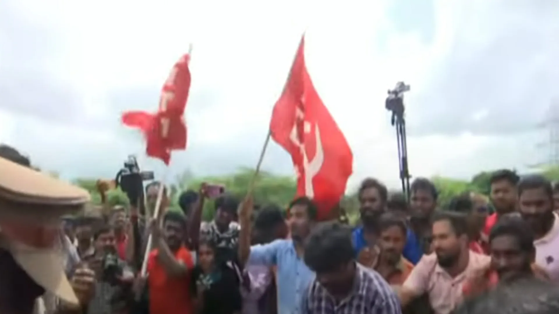 Continued struggle in pouring rain; Samsung employees arrested