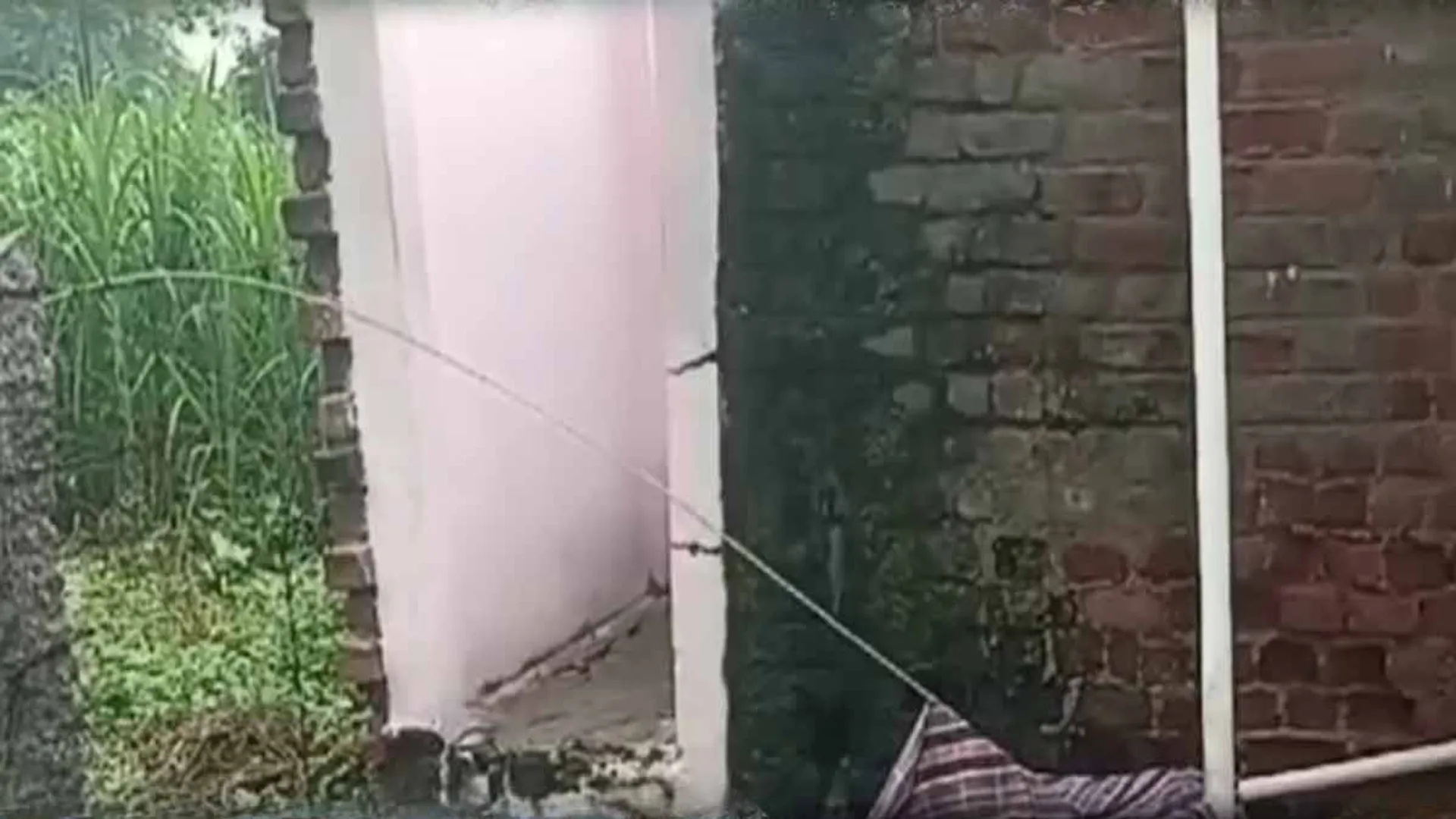  A downed electric wire on the toilet of the house; Elderly lose their live