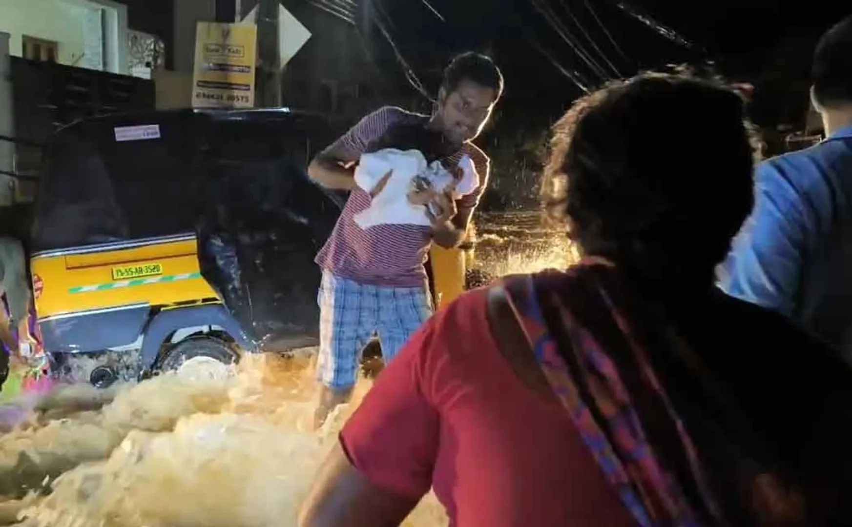 rain floods Young people rescued a woman stuck in an auto with a toddler