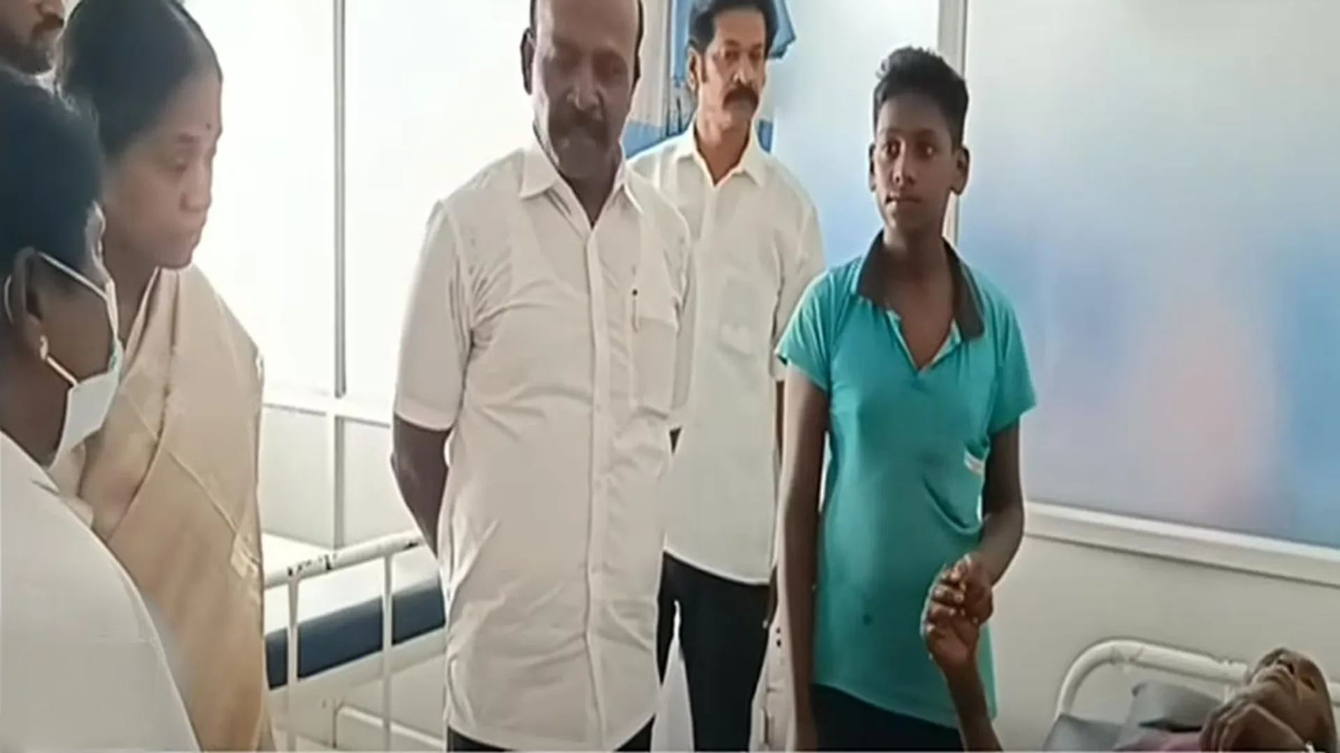 A grandson who gave first aid to an old man; The minister scolded the nurses