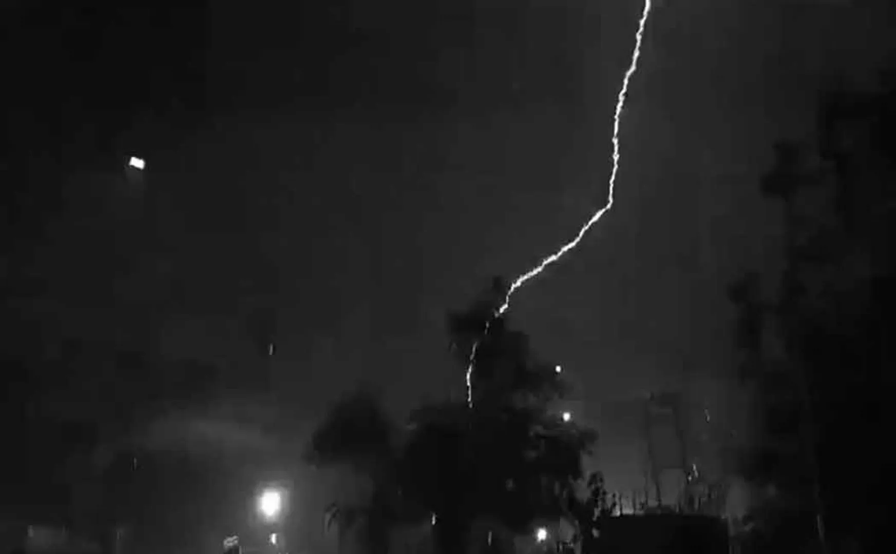 Heavy rain with thunder and lightning in Chennai