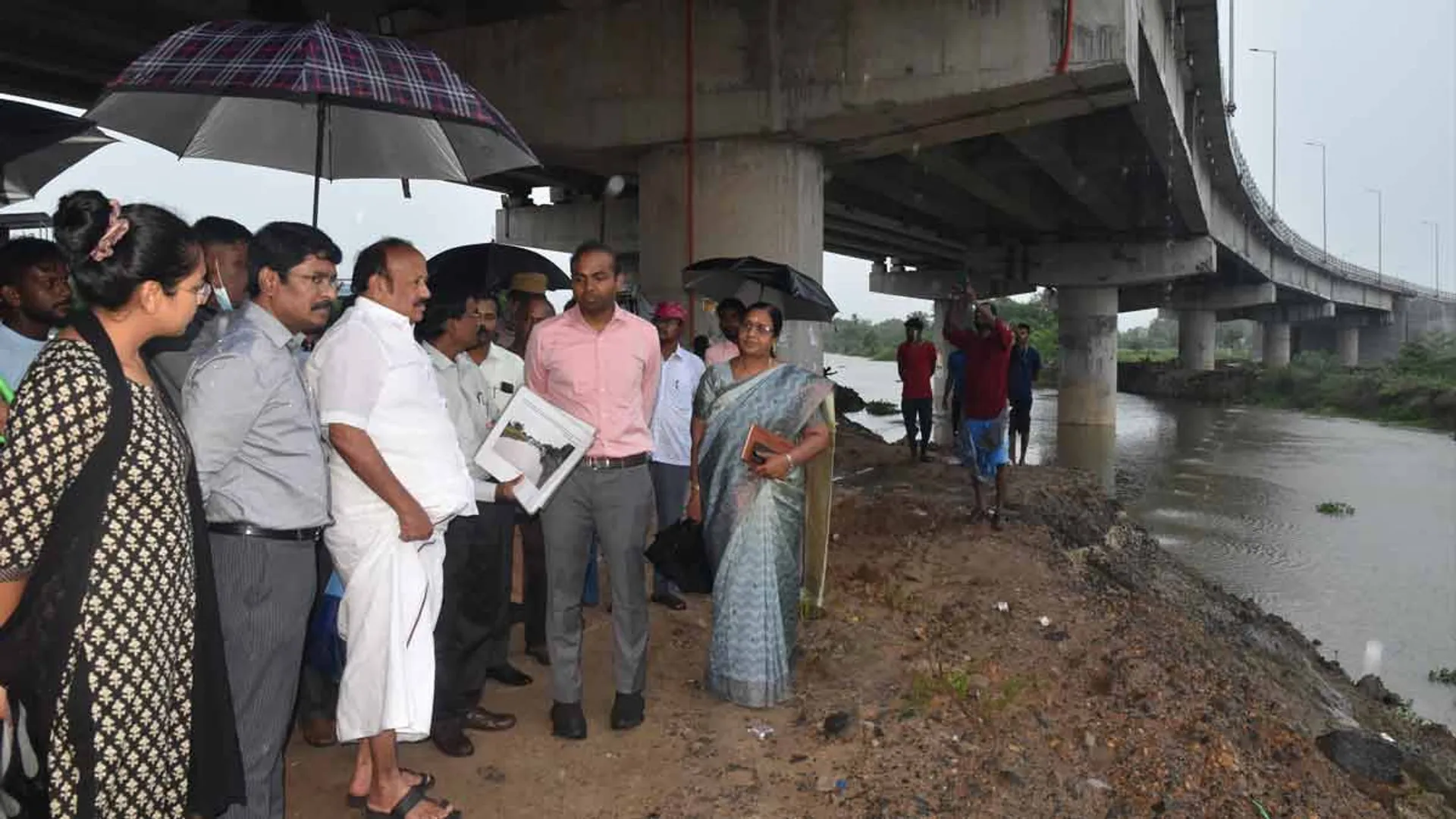  Minister MRK Panneerselvam inspected the affected areas