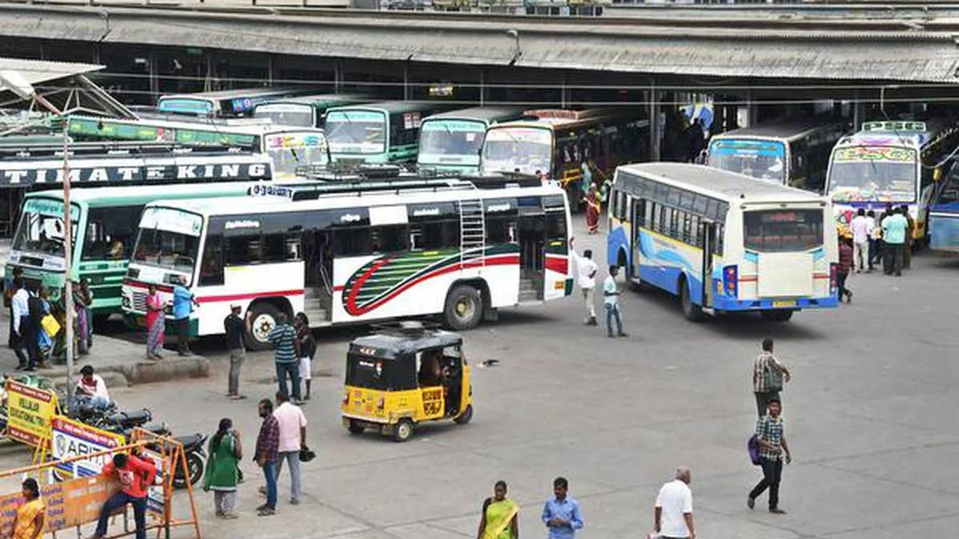  Three injured in government bus collision