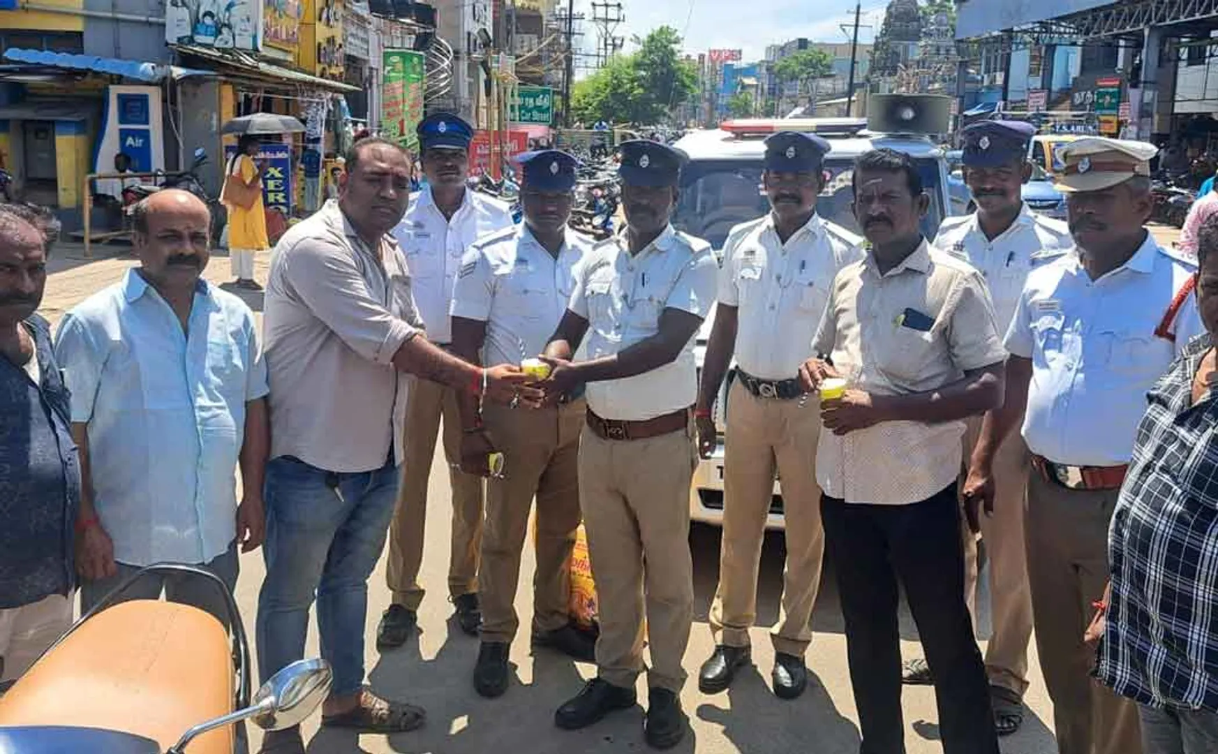 People praise the traffic police for their excellent work in crowding