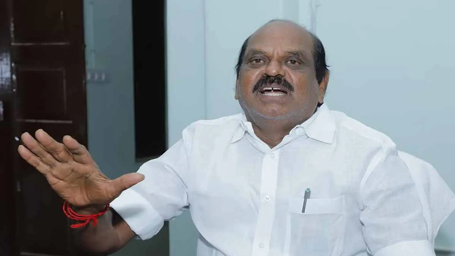 ET raid in former minister Vaithilingam's room