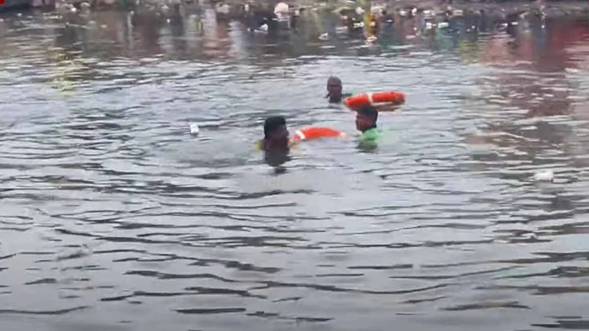 Garbage collector lose their live The rescue team fought and recovered the body