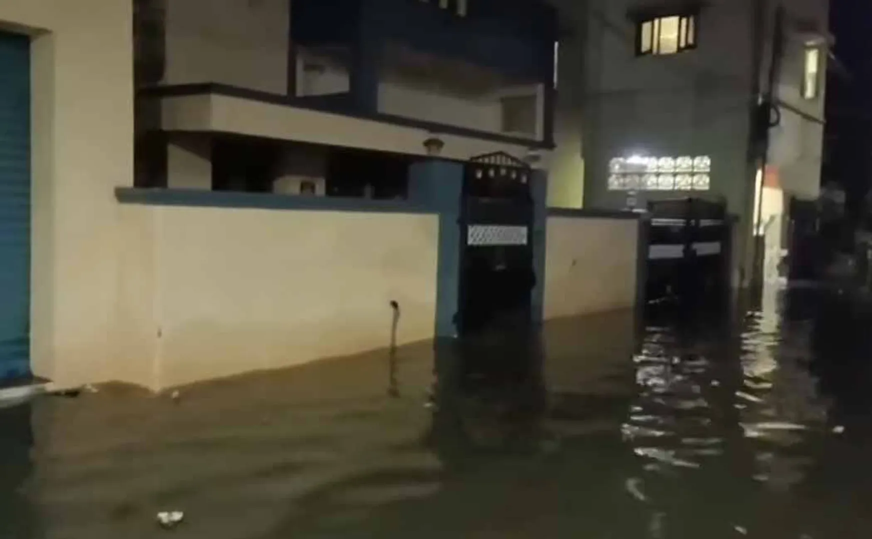 Heavy rains in Madurai Flood water surrounding the residences