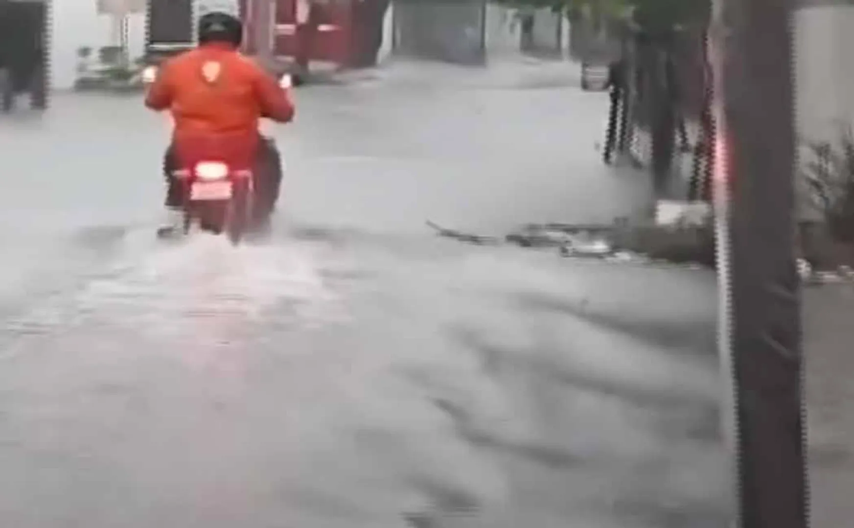 Heavy rains in Madurai Rainwater entered the houses