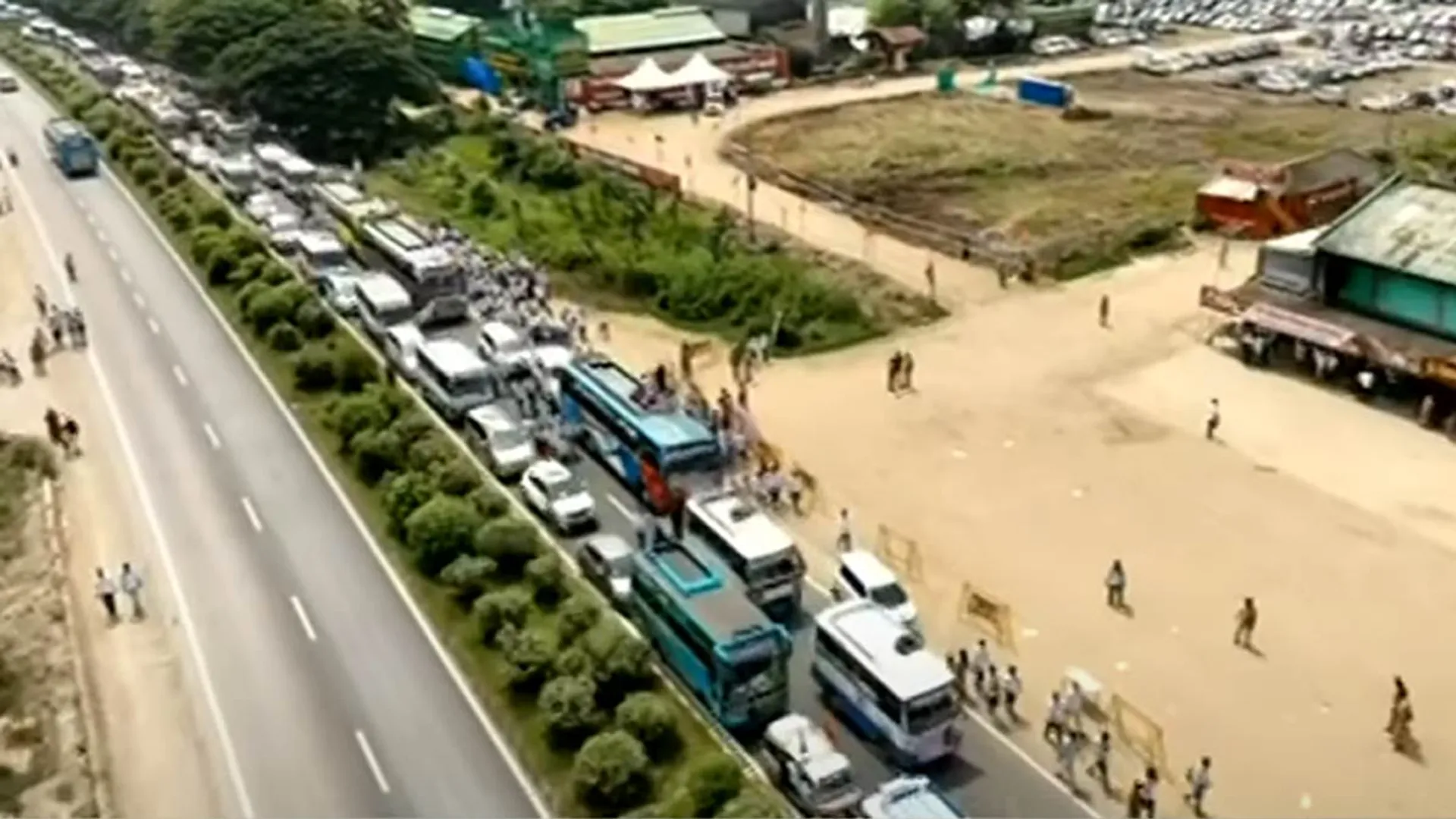  'Vehicles marching for 10 km'-V. salai in traffic jam