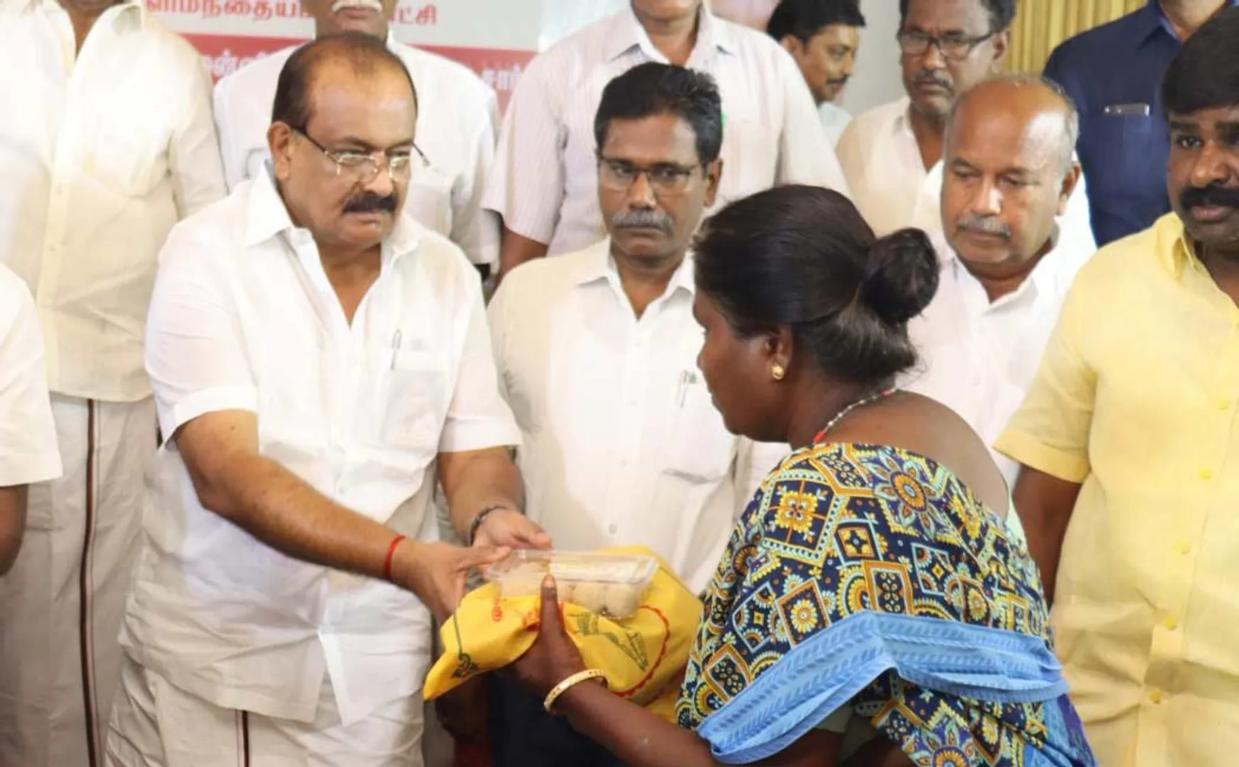 Minister sakkarapani give free vesti and saree to   beneficiaries on occasion of Diwali 