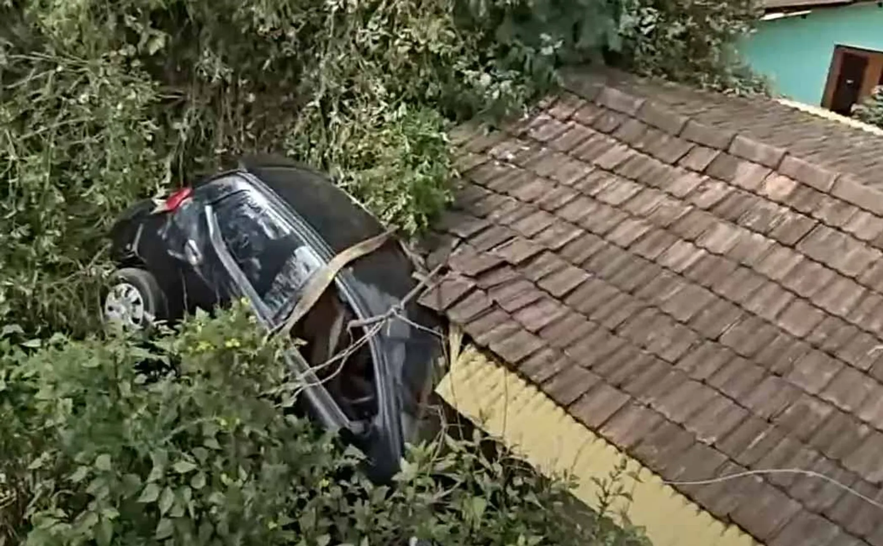 A car plowed into the house; Police investigation!