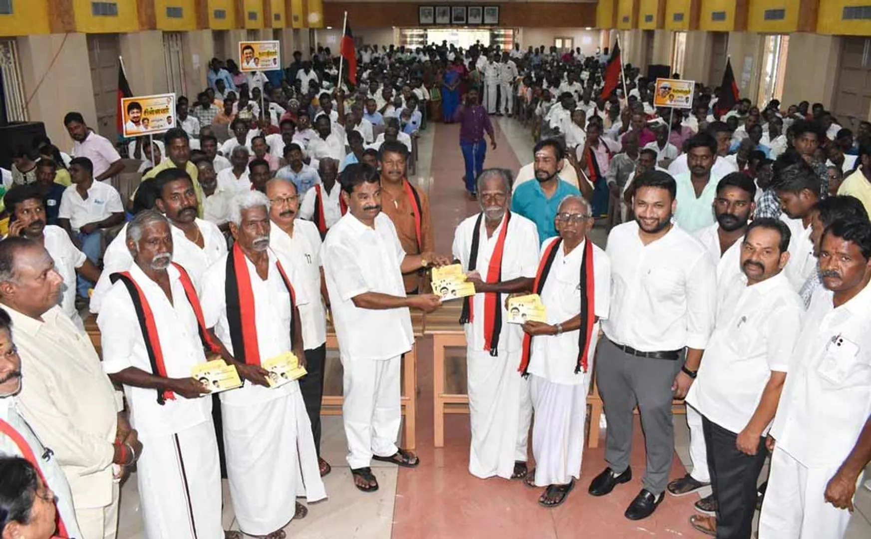 DMK MLA gave gold to 2 thousand people!