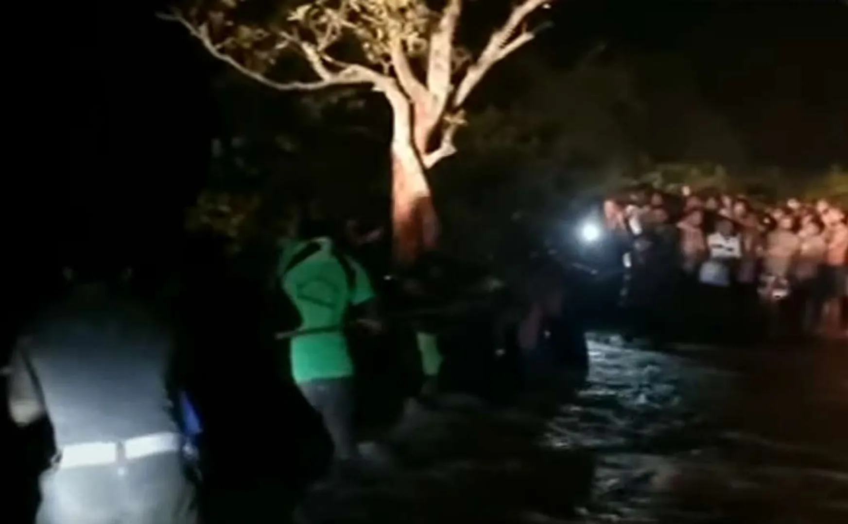 Flooded devotees in srivallipudur