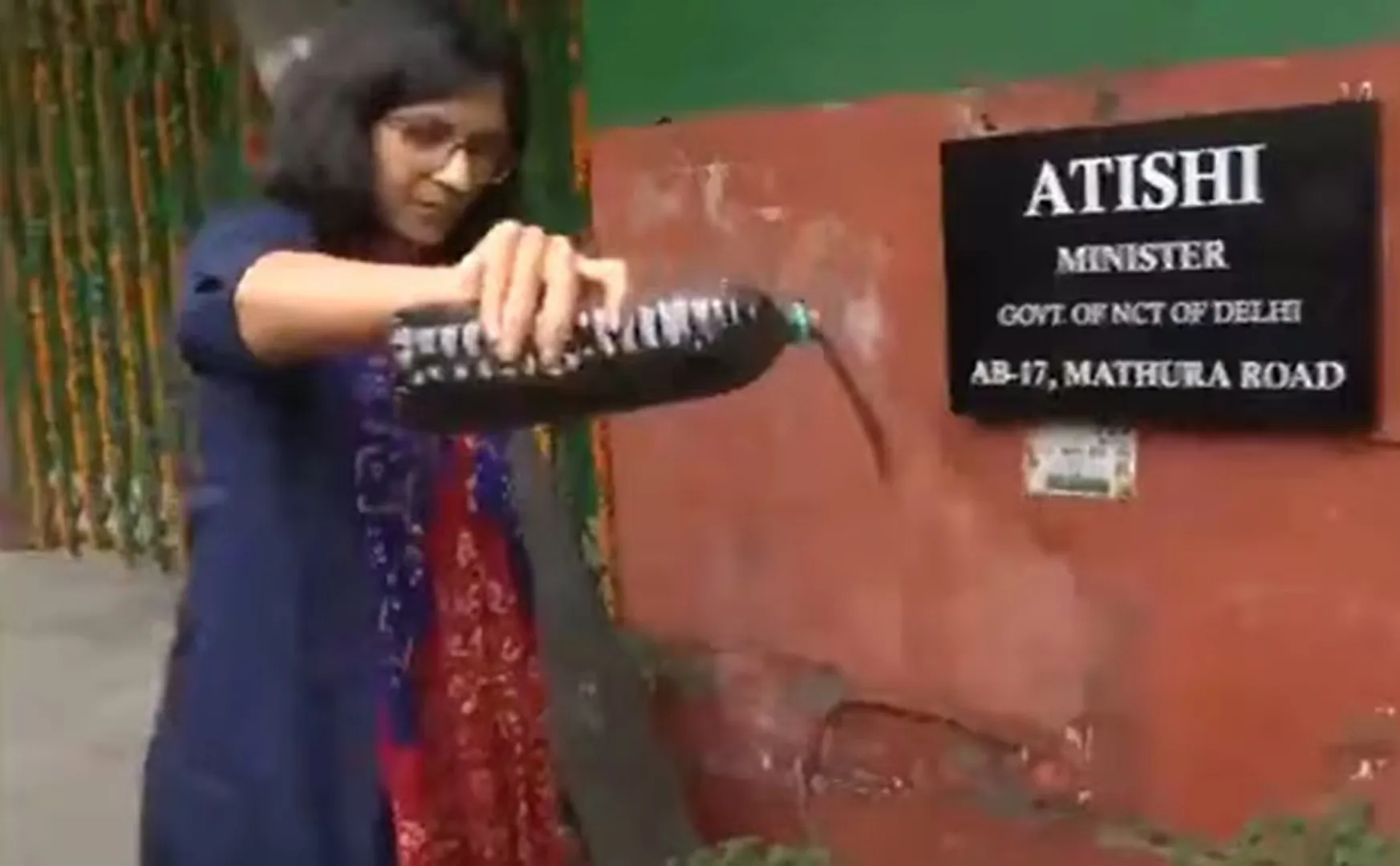 MP pours contaminated water outside CM's house in delhi