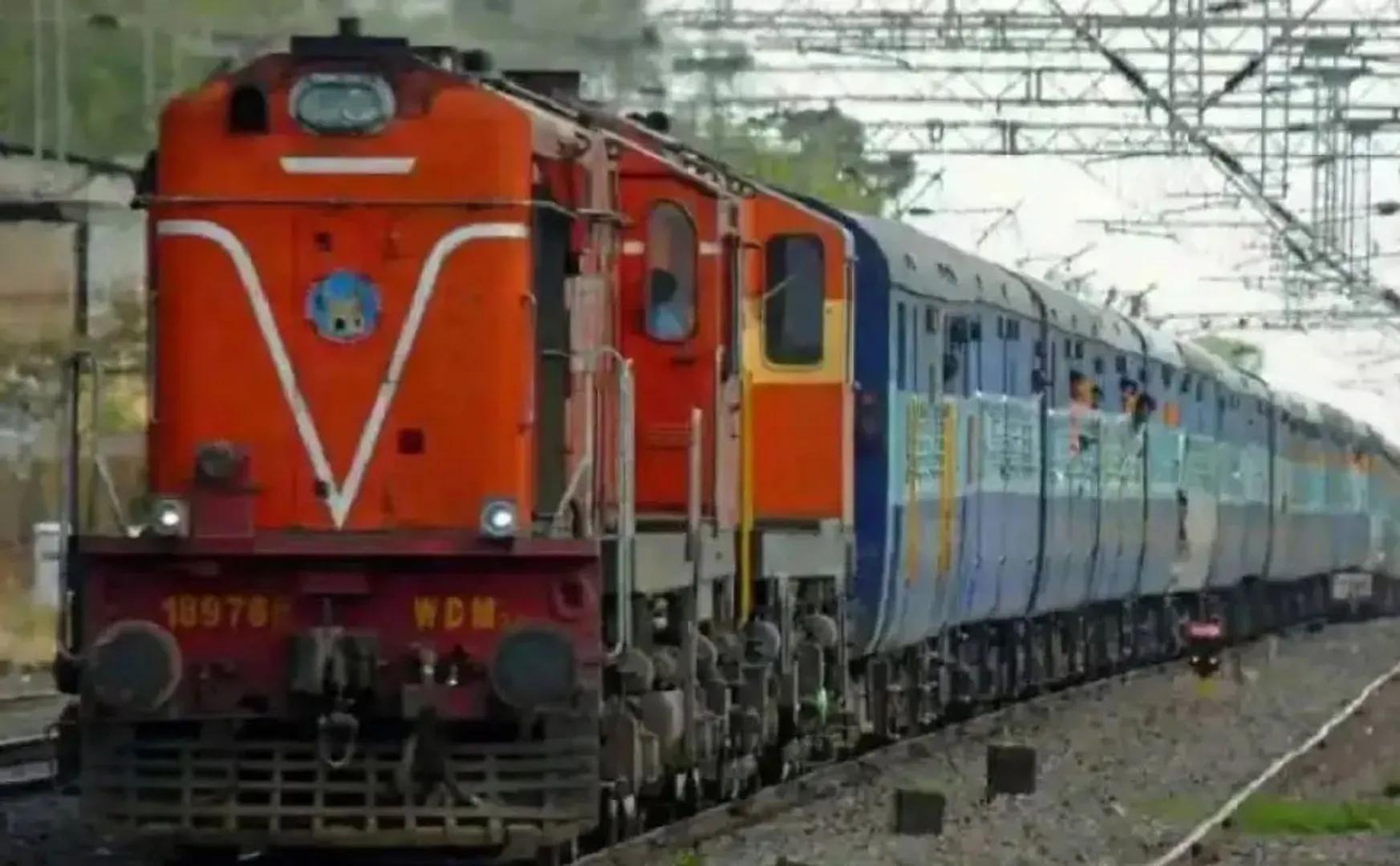 Controversy caused by the ticket inspector who forced him to speak in Hindi in maharashtra