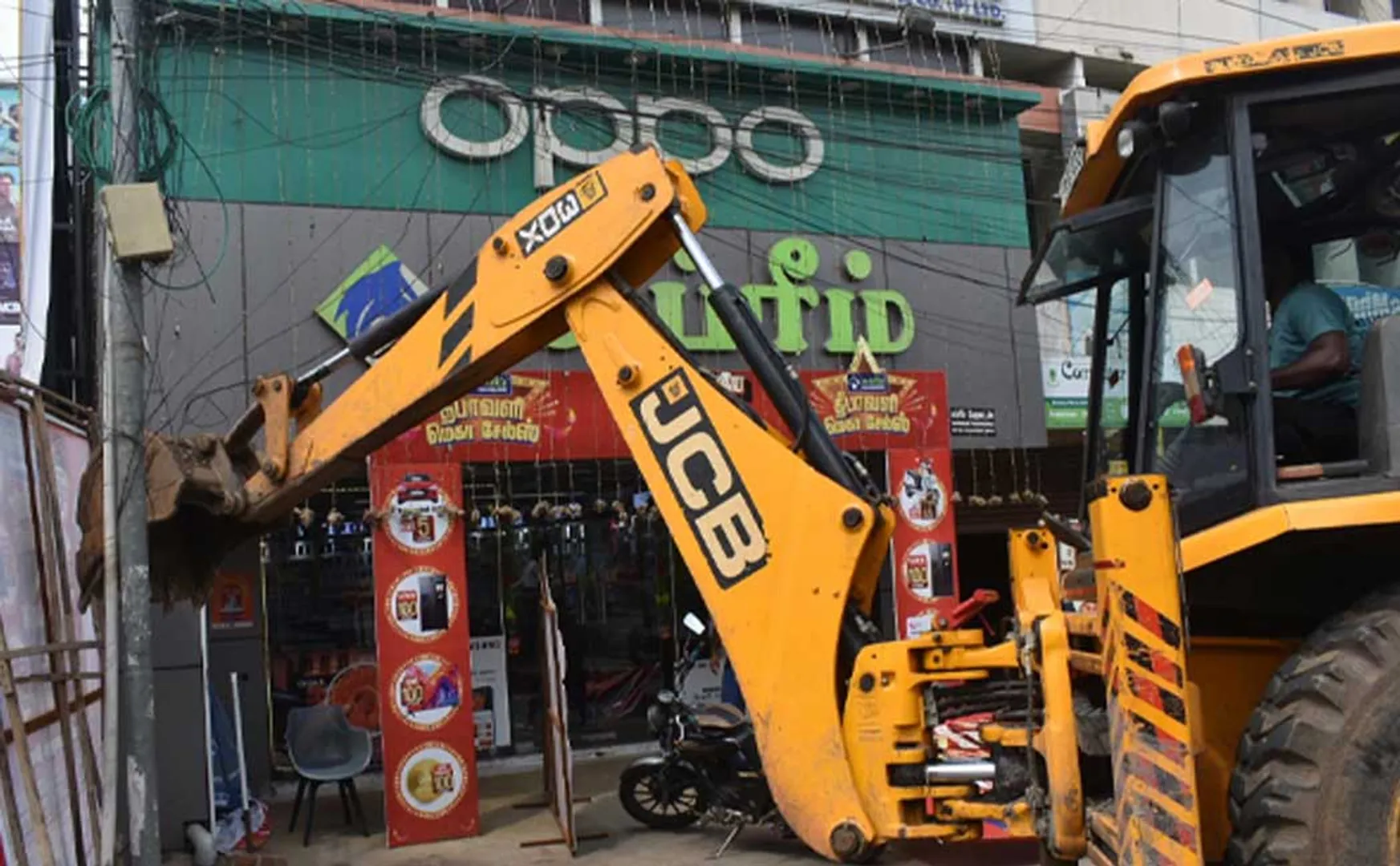 Shopkeepers argue with govt officials during encroachment
