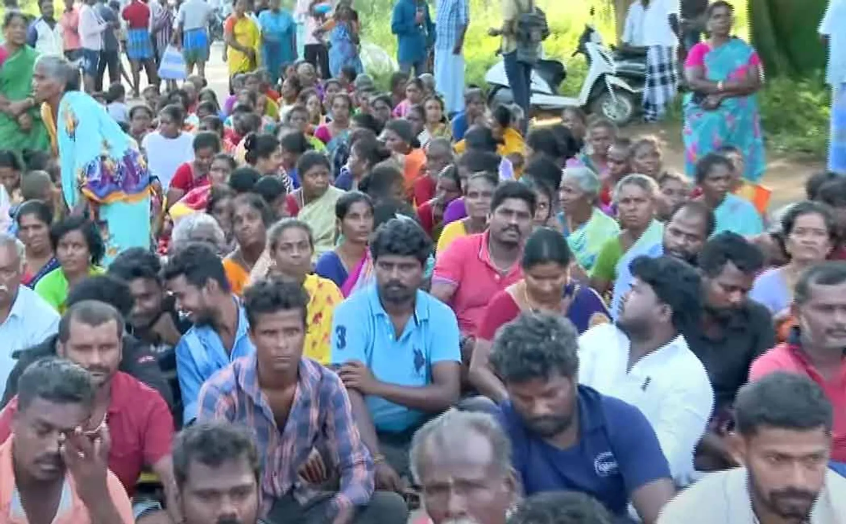 Villagers lie down on the road Accumulation of more than 1000 police