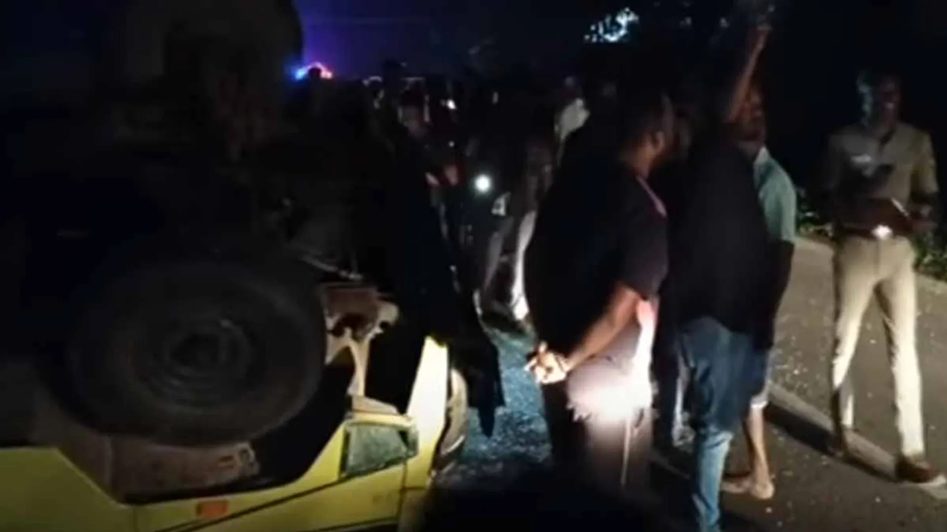 Ayyappa devotees van overturn accident; Bustle near Thenkasi