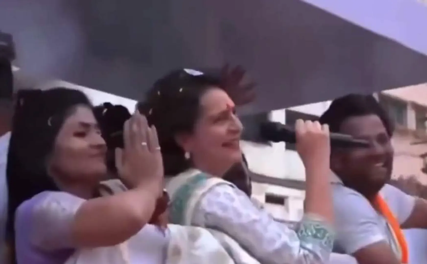  Priyanka Gandhi's answered BJP flag waved in road show