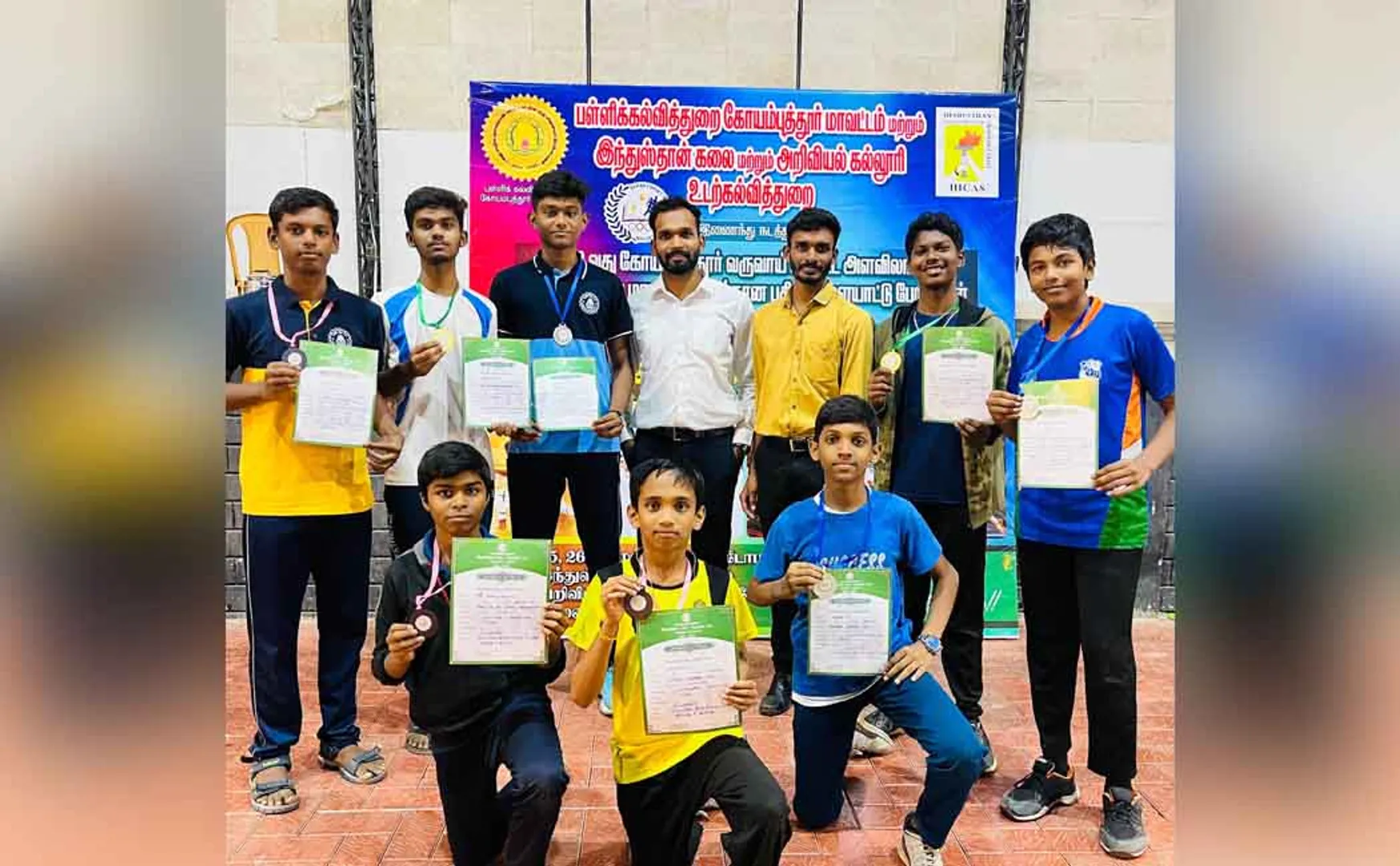  Silambam training for school students; Graduate youth helps them collect prizes!