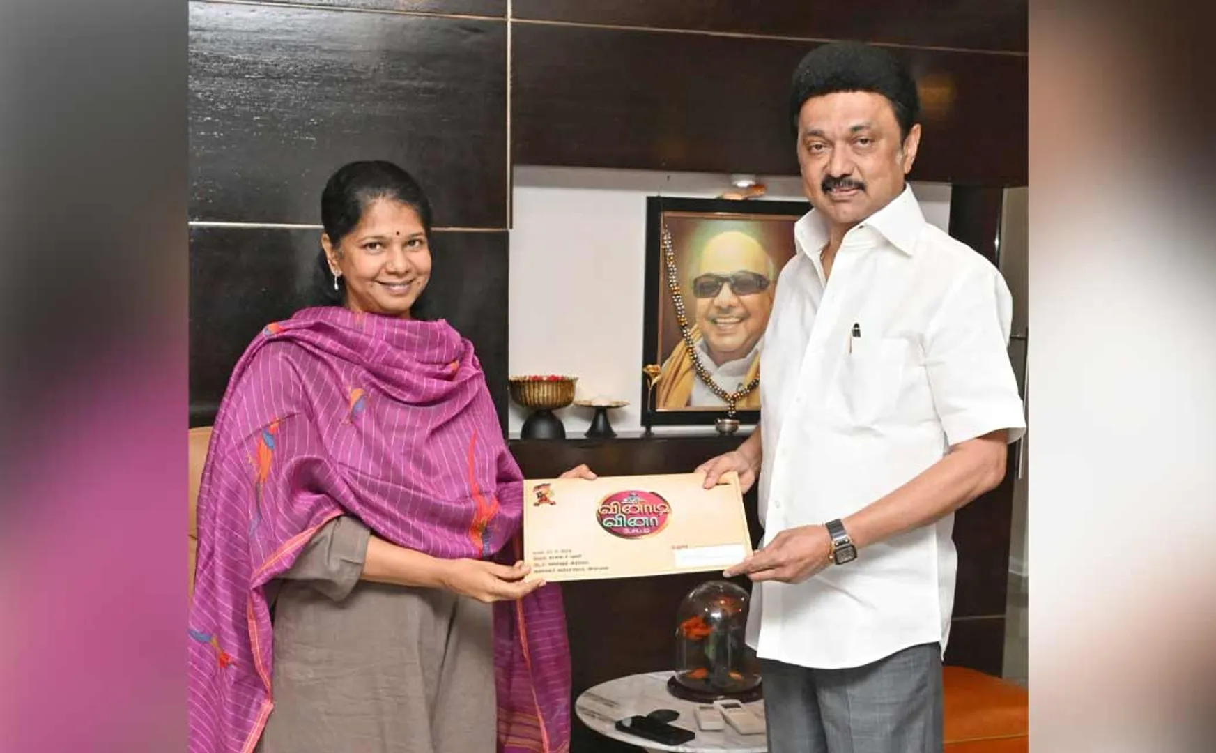  Kanimozhi gave the invitation to the 'Artist 100 Quiz' finale to the CM stalin