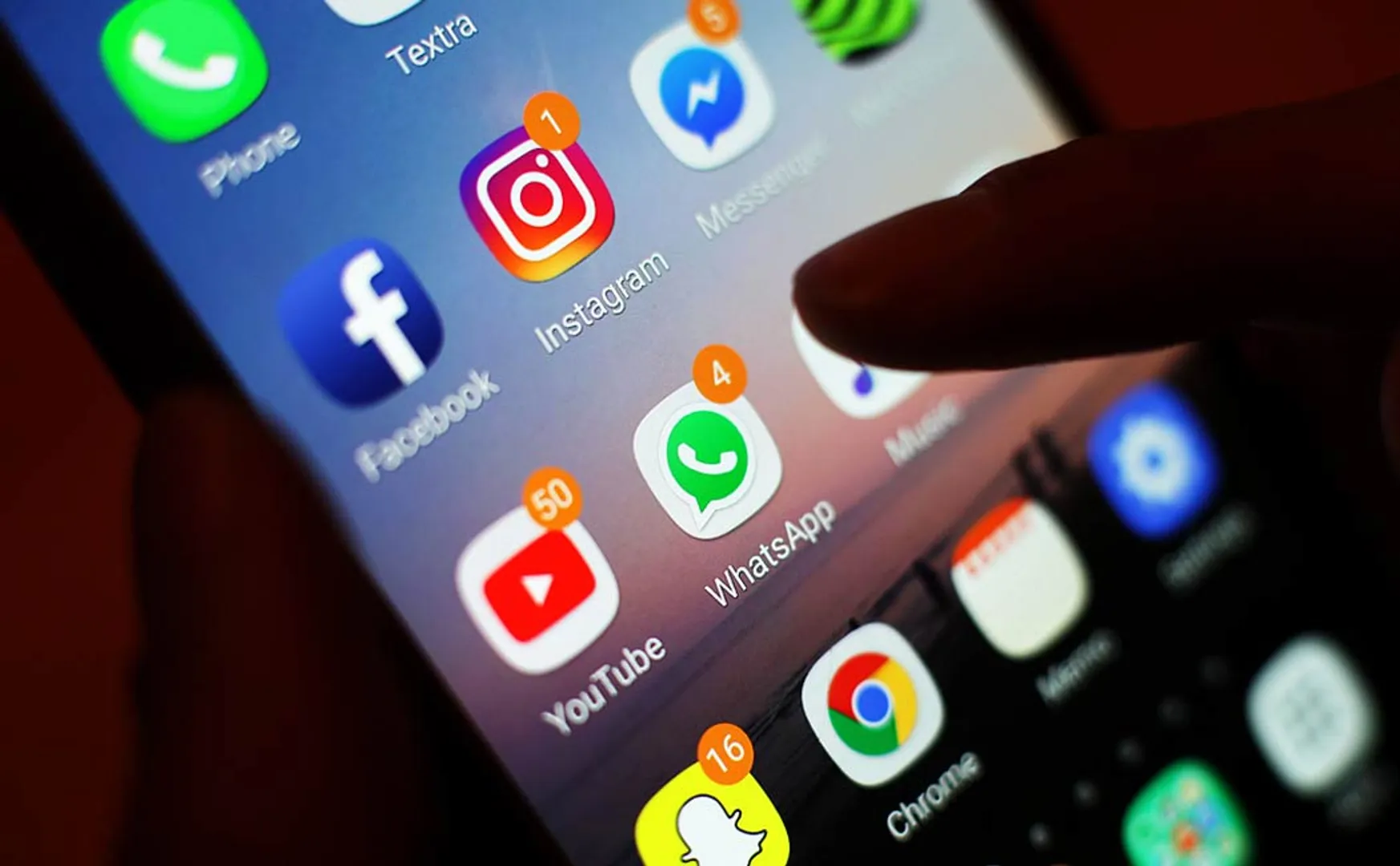 Children are banned from using social media in Australia