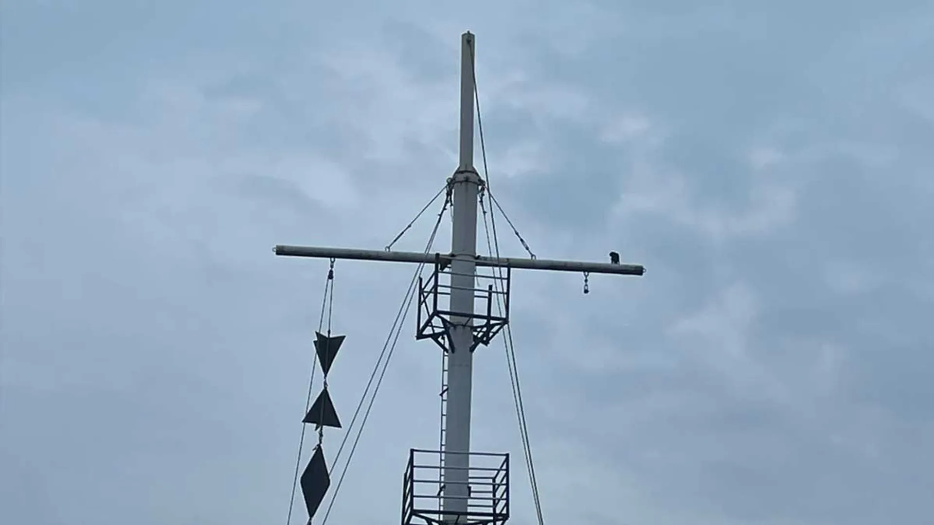  No. 7 storm warning cage hoisted at Cuddalore port