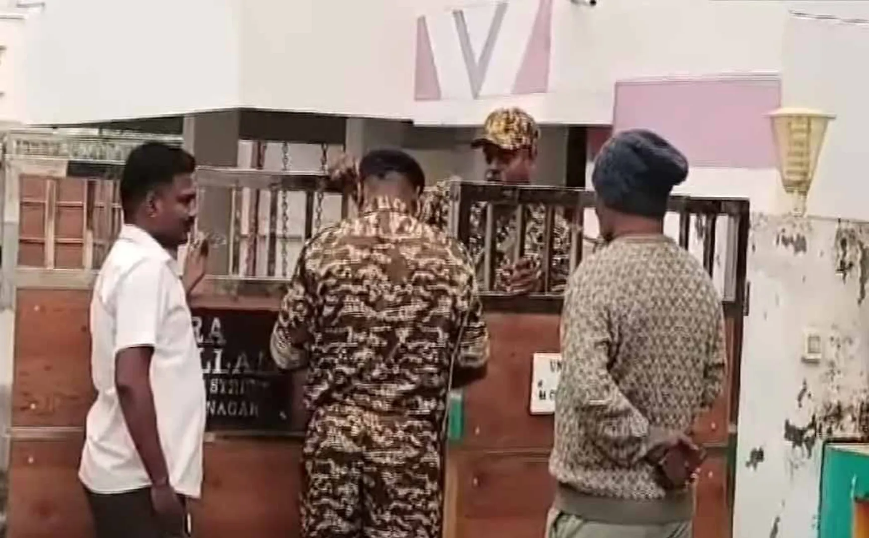 ADMK BJP officials raided the houses of the enforcement agencies